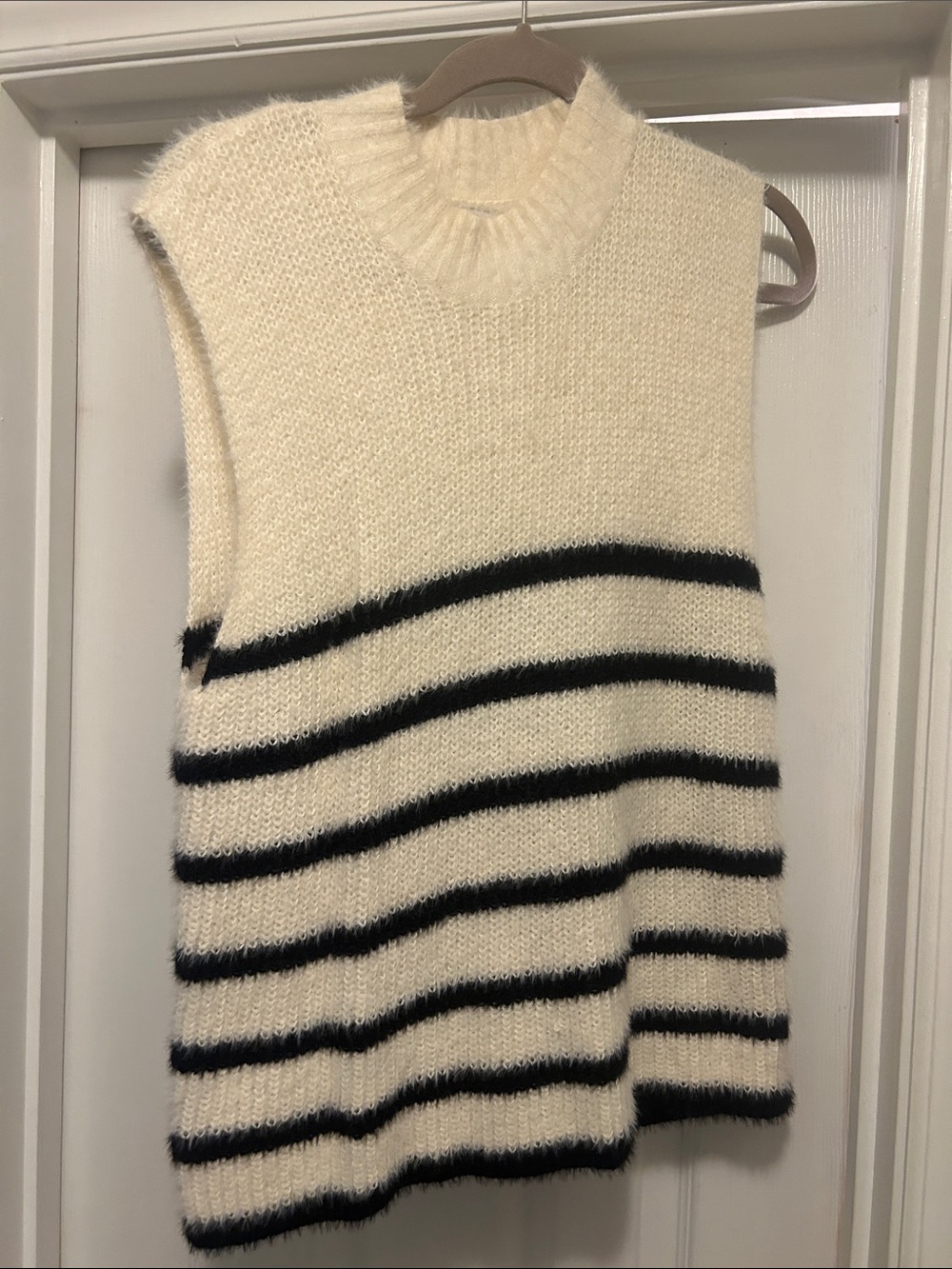 Old Navy Cream & Black Striped Sleeveless Sweater. Size L. Worn once.